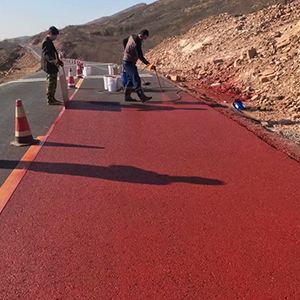 和田市一是彩钢瓦喷漆翻新，地面喷涂
